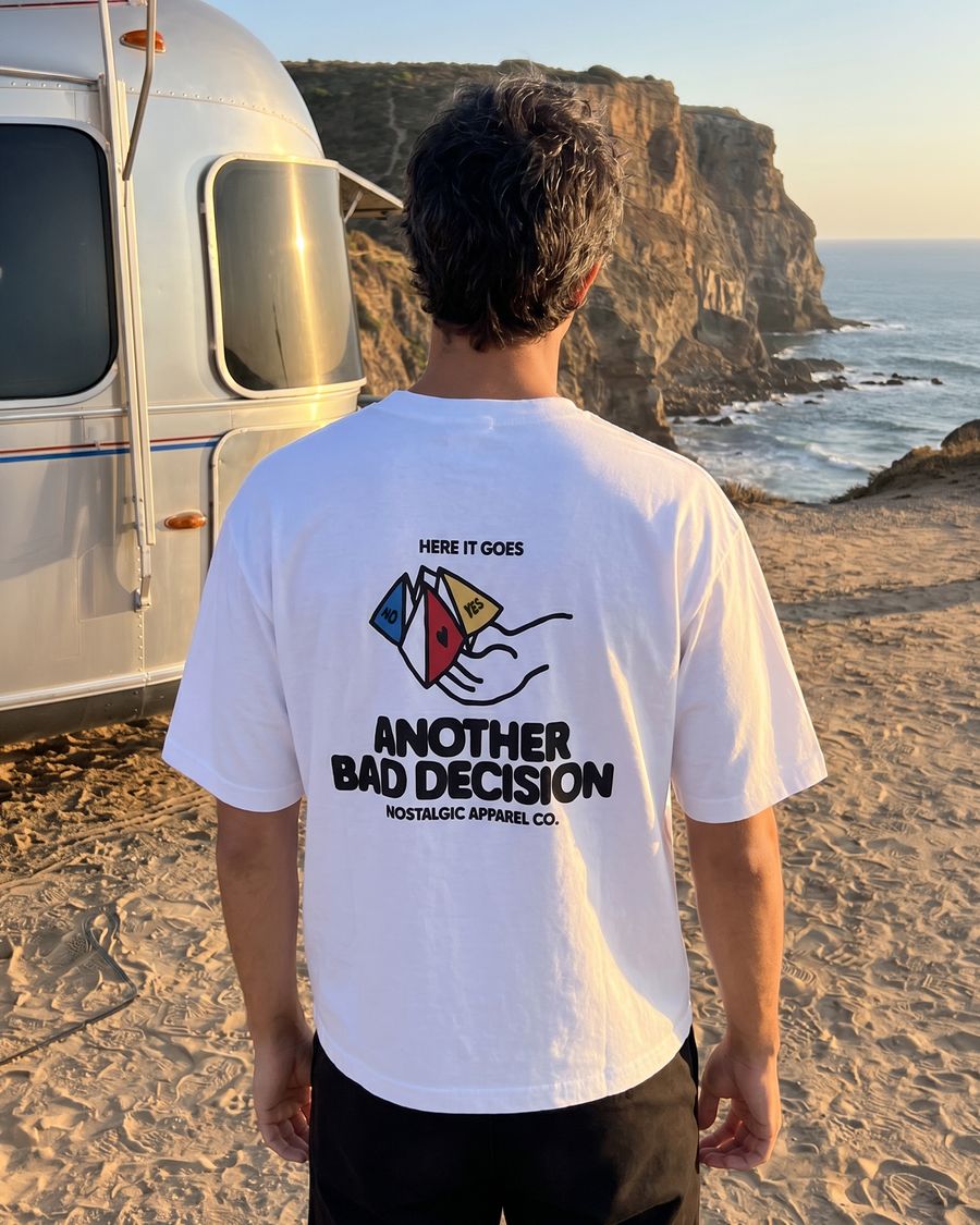 Camiseta Another bad decision junto al mar