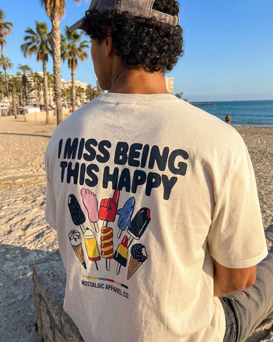 Foto de campaña real: camiseta I miss being this happy en la playa, con los nueve helados ilustrados