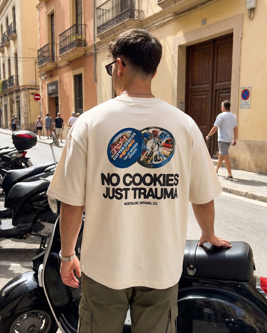 Camiseta No cookies just trauma en una calle